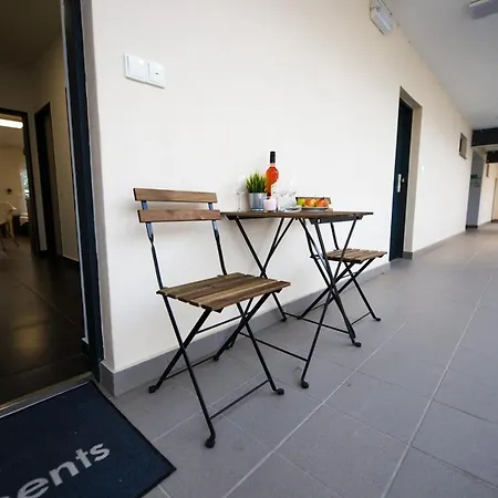 Апартаменты Haas Downtown With Parking